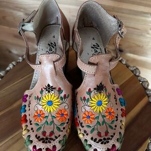 Embroidered Floral Women's Shoes from Mexico, 100% leather handmade size 4